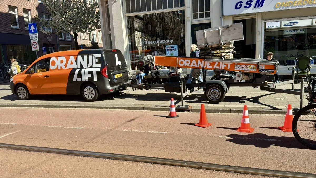 Bocker Junior 24 aanhangerlift compact opgesteld bij rijtjeswoning in Woerden