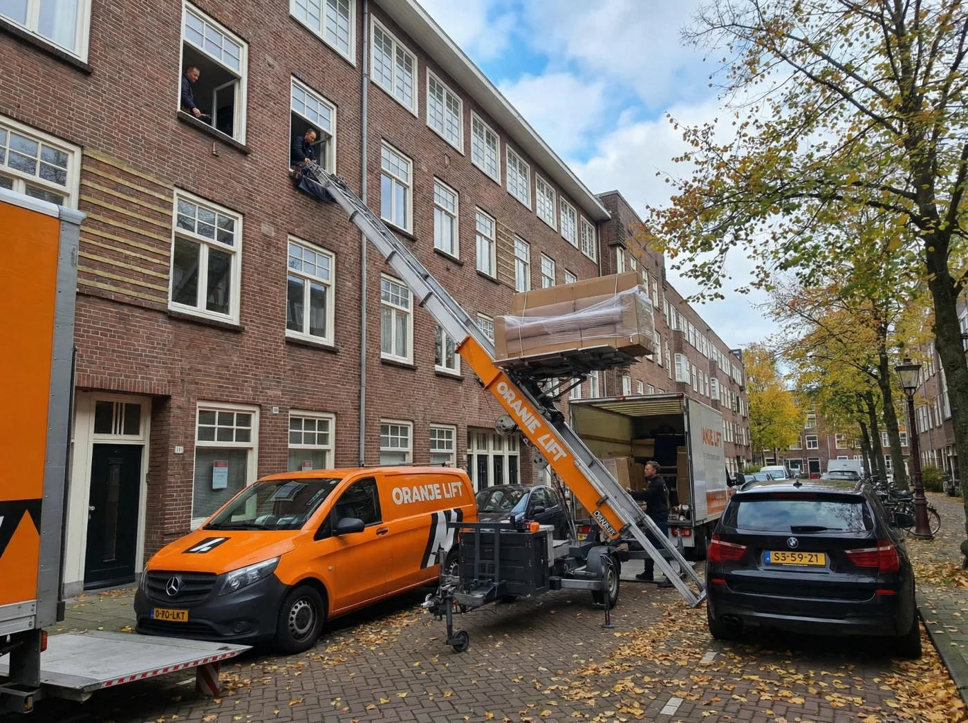 Junior aanhangerlift klaar voor gebruik in een smalle straat