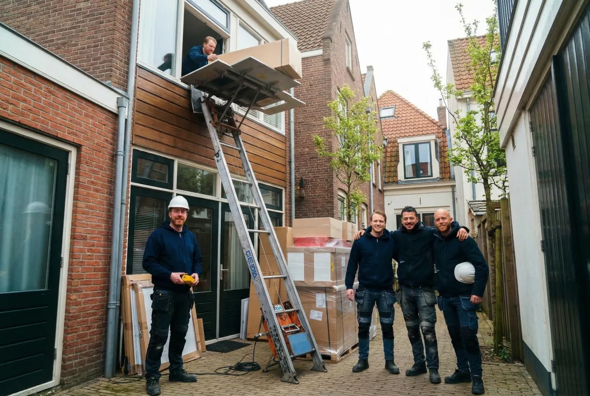 OranjeLift team bij een opgestelde GEDA opbouwlift