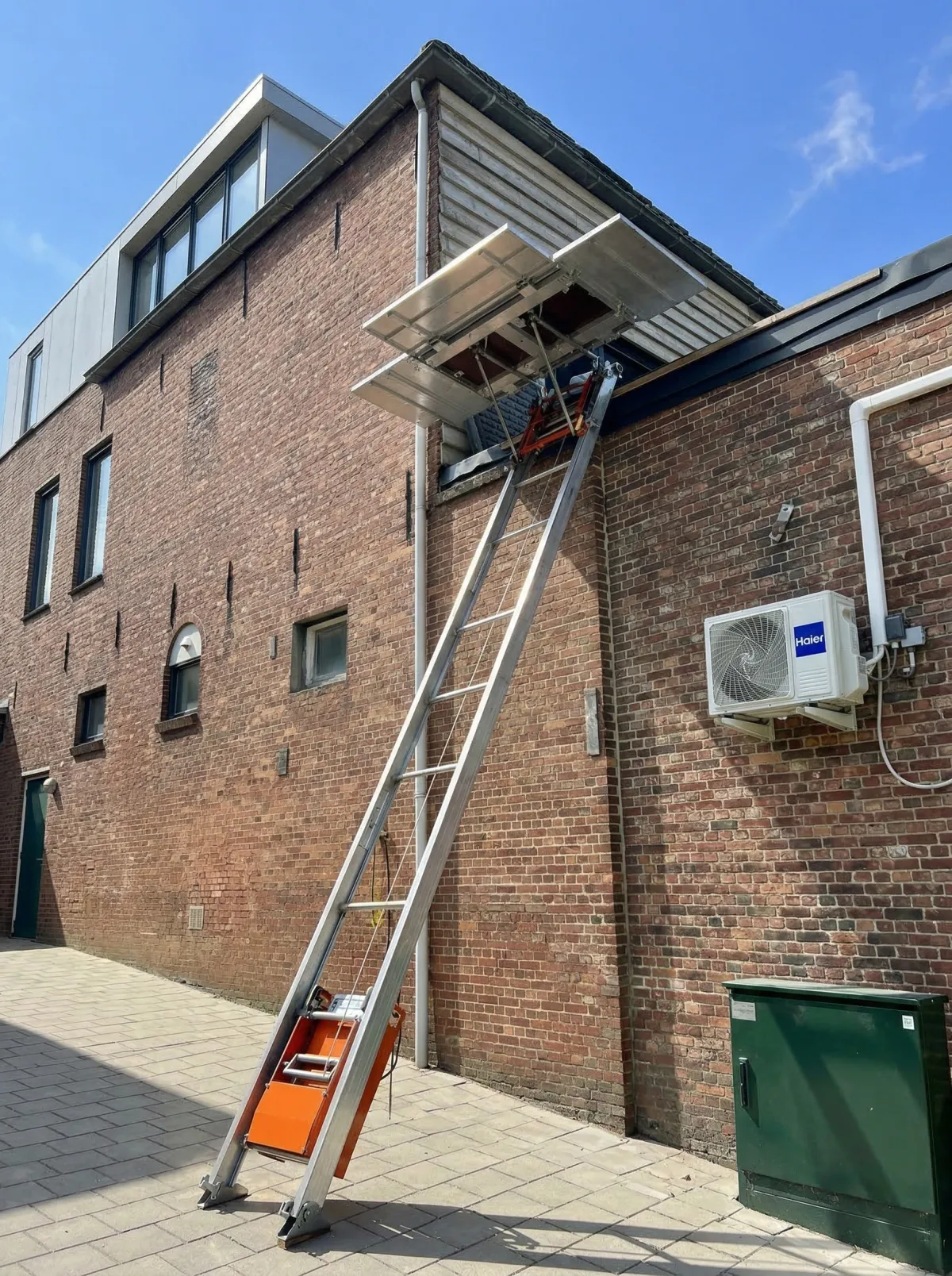 GEDA opbouwlift opgebouwd bij woning in Woerden voor verhuizing via achterzijde pand