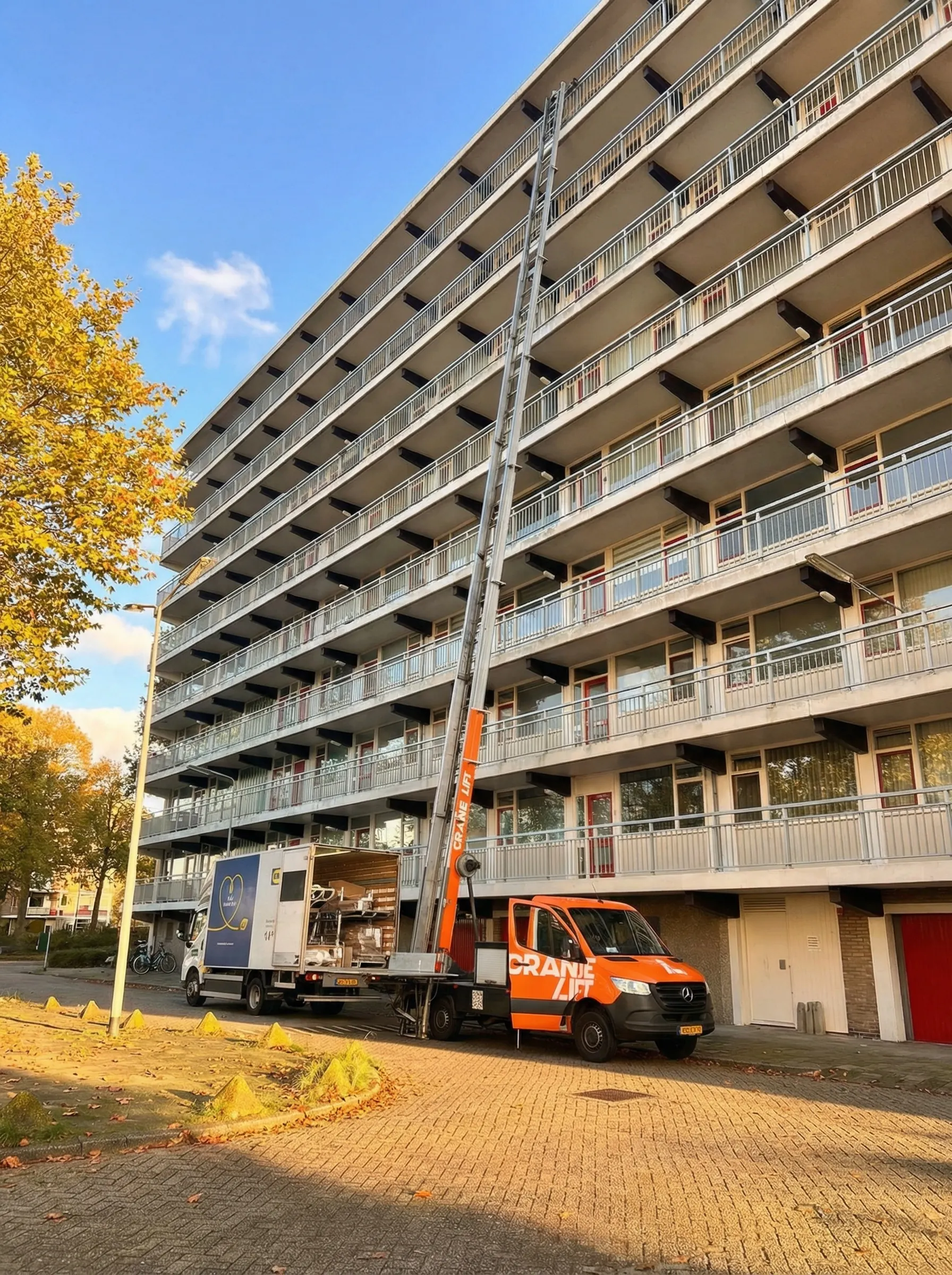 OranjeLift ladderlift bij galerijflat in Diemen, lift reikt naar hogere verdieping