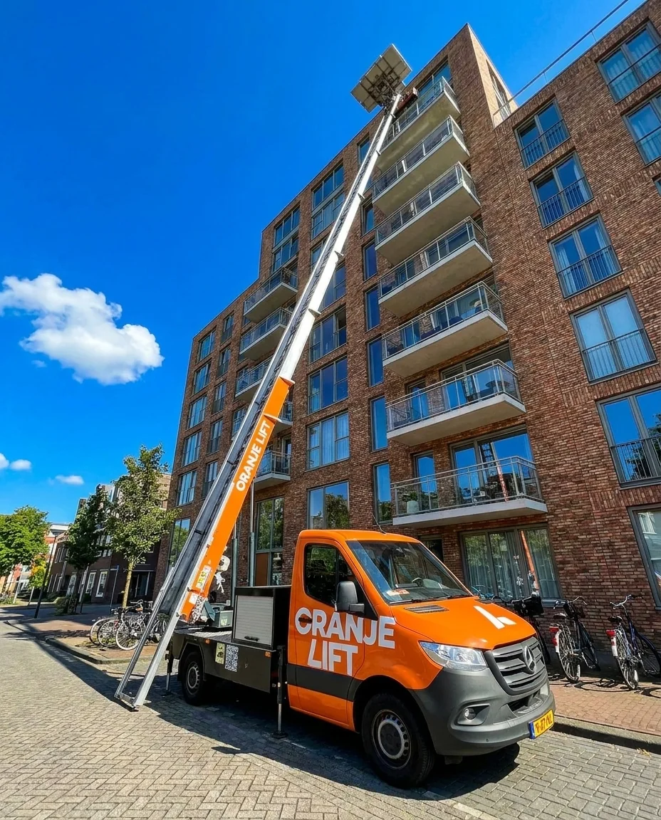 OranjeLift verhuislift staat stand-by bij flat voor levering zonder tijdstip