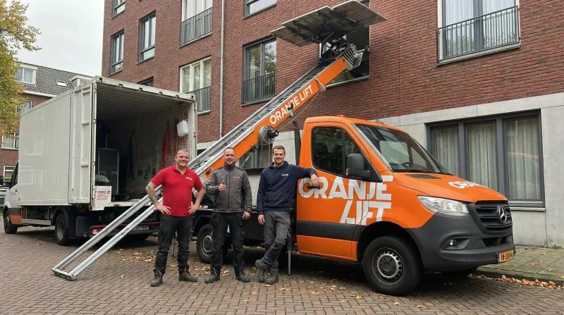OranjeLift team - volledig verzekerd en gecertificeerd
