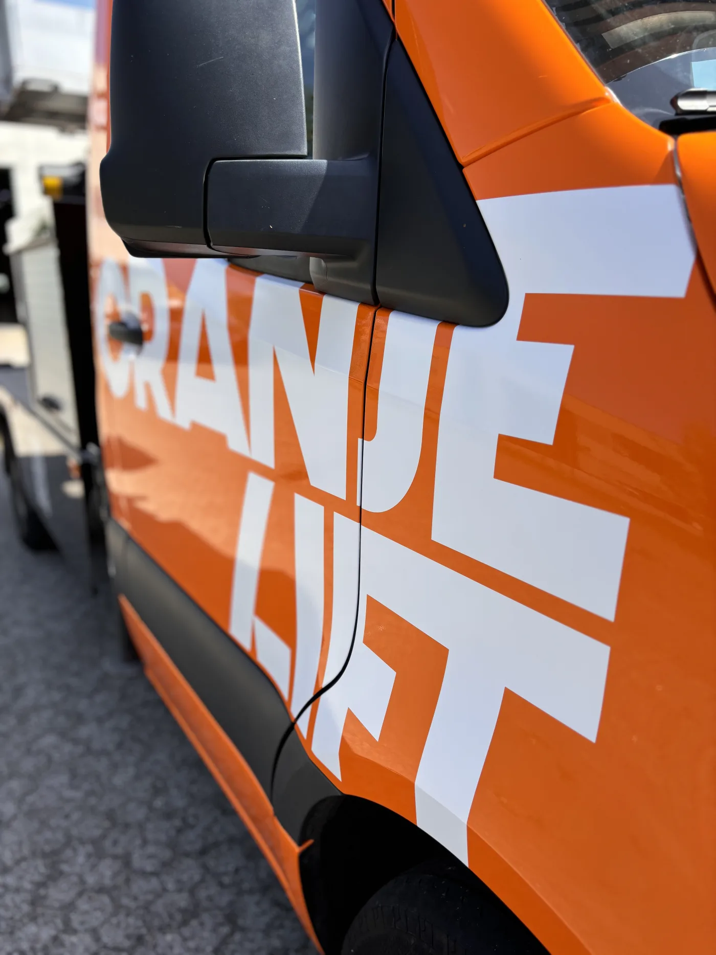 OranjeLift vrachtwagen klaar voor stand-by levering