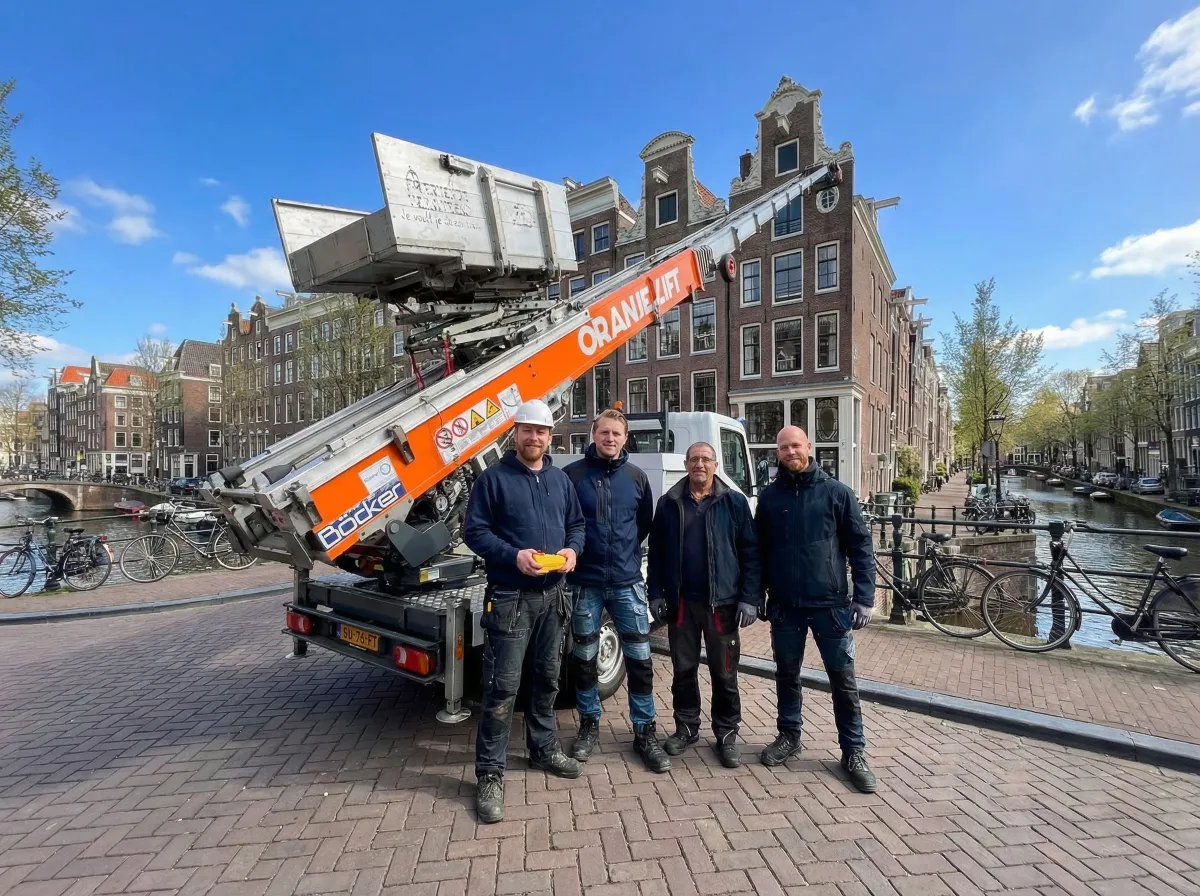 Verhuislift opgesteld bij woning voor verhuizing