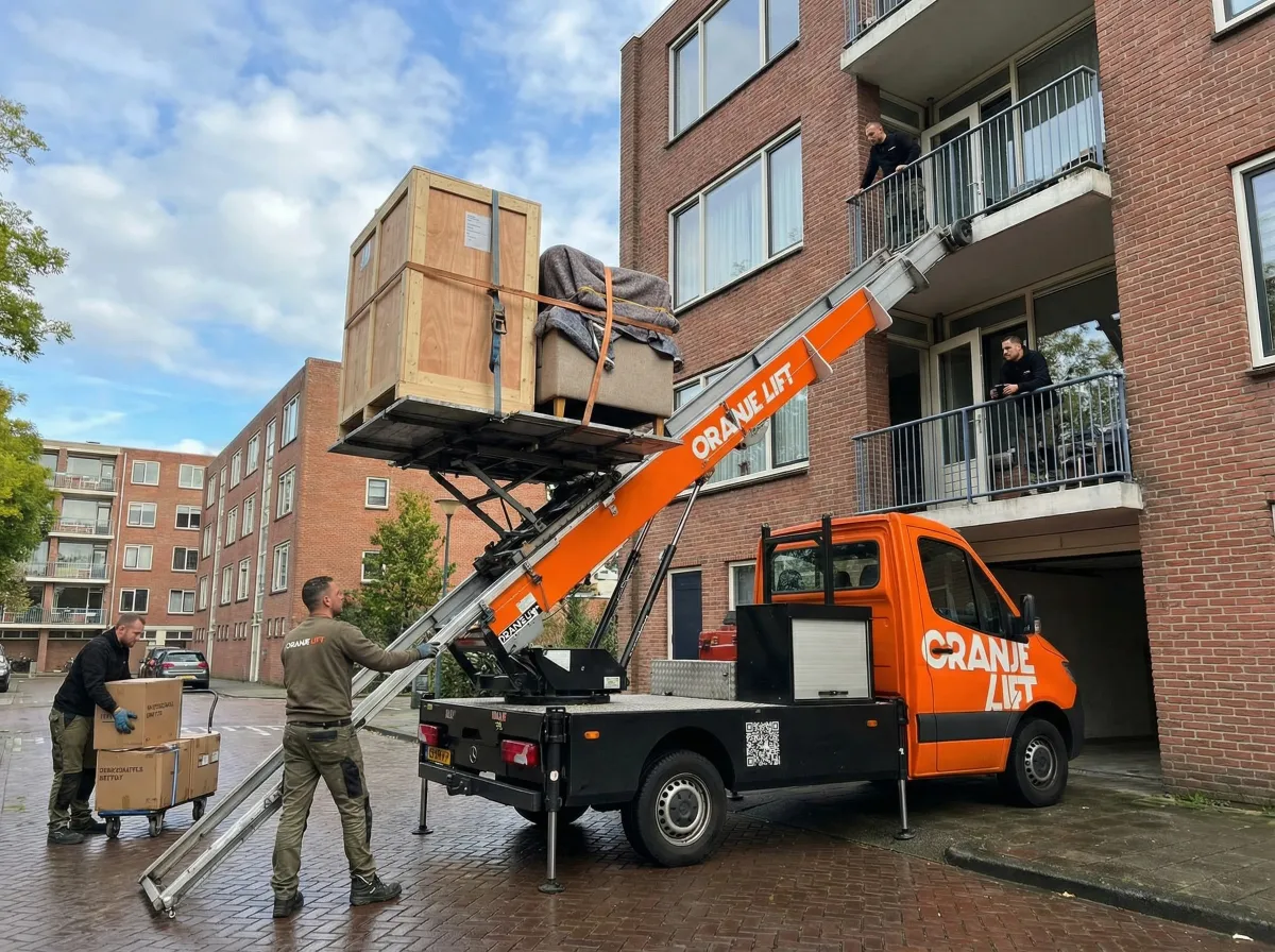 Verhuislift bij flatgebouw met verhuisdozen op het platform